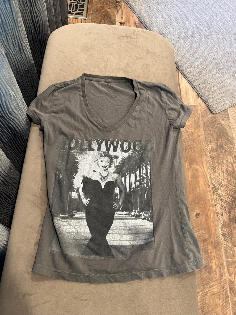 Hollywood Graphic V-Neck Short Sleeve Tee - Gray